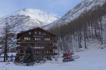 Skihotel: Hotel mit Pistenfahrzeug - Hotel Sport