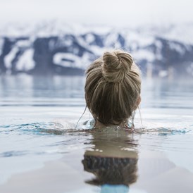 Skihotel: Infinity Pool im Außenschwimmbad - Familotel Allgäuer Berghof