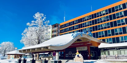 Hotels an der Piste - Skiverleih - Hotelauffahrt-Winter - Feldberger Hof