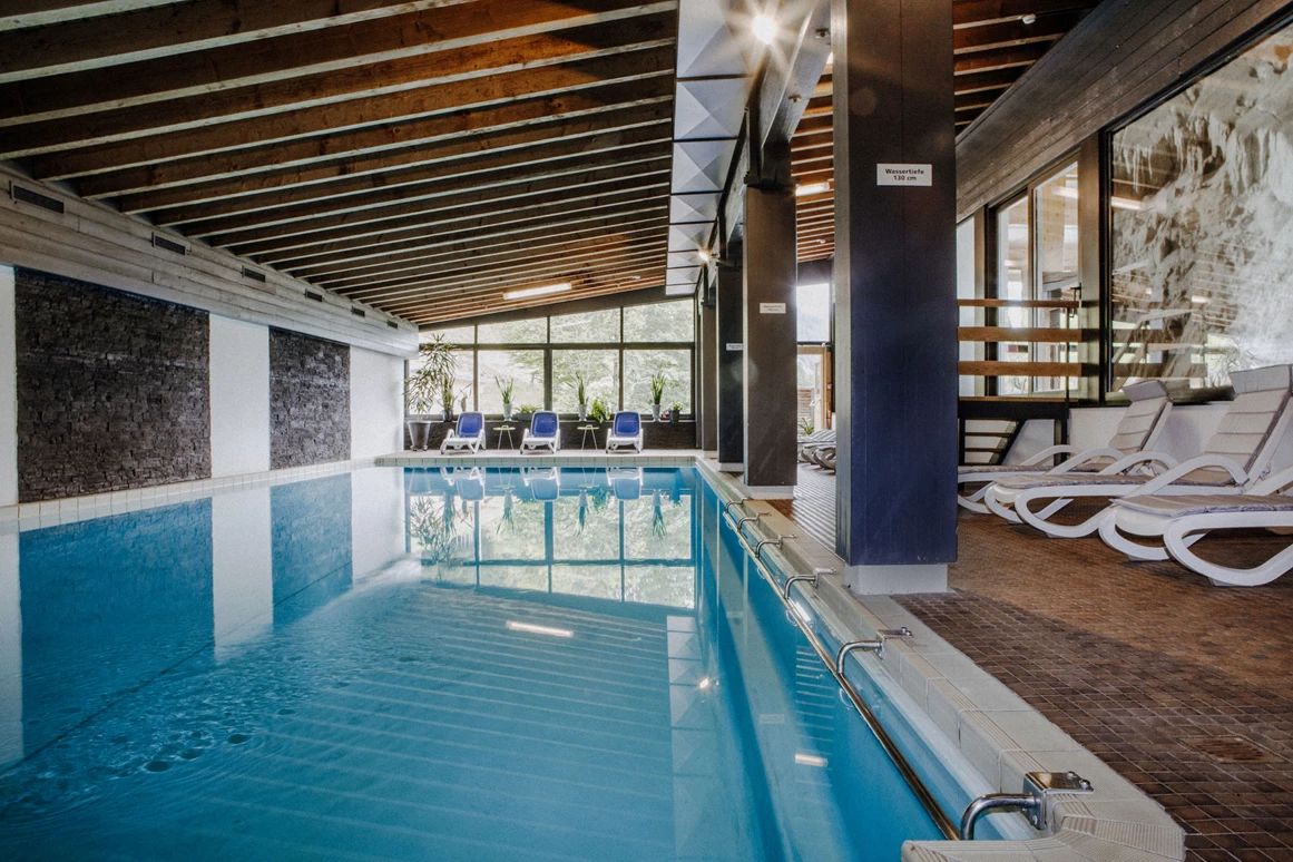 Skihotel: Entspannte Stunden im hauseigenen Hallenbad - Bio-Berghotel Ifenblick