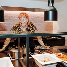 Skihotel: Küchenchefin und Bio-Spitzenköchin Nina Meyer in Ihrer rosa Show-Küche - Bio-Berghotel Ifenblick