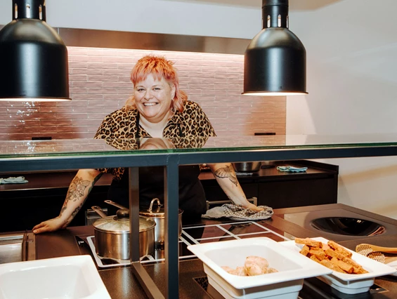 Skihotel: Küchenchefin und Bio-Spitzenköchin Nina Meyer in Ihrer rosa Show-Küche - Bio-Berghotel Ifenblick