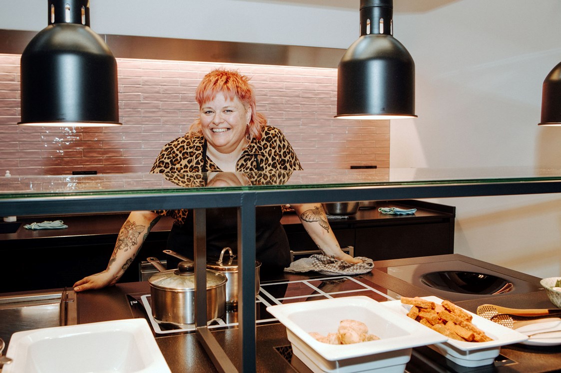 Skihotel: Küchenchefin und Bio-Spitzenköchin Nina Meyer in Ihrer rosa Show-Küche - Bio-Berghotel Ifenblick