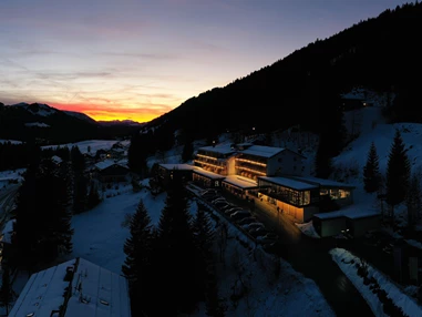 Skihotel: Das Bio-Berghotel in winterlicher Abendstimmung - Bio-Berghotel Ifenblick