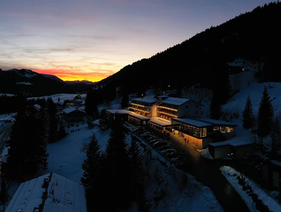 Skihotel: Das Bio-Berghotel in winterlicher Abendstimmung - Bio-Berghotel Ifenblick