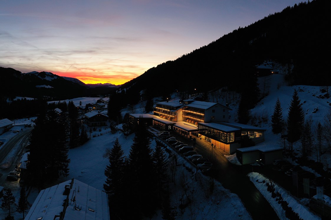 Skihotel: Das Bio-Berghotel in winterlicher Abendstimmung - Bio-Berghotel Ifenblick
