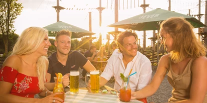 Hotels an der Piste - Köln, Bonn, Eifel ... - Salzburger Alm Biergarten - im Sommer lädt der Biergarten zum Verweilen ein.  - Hotel Fire & Ice Düsseldorf/Neuss