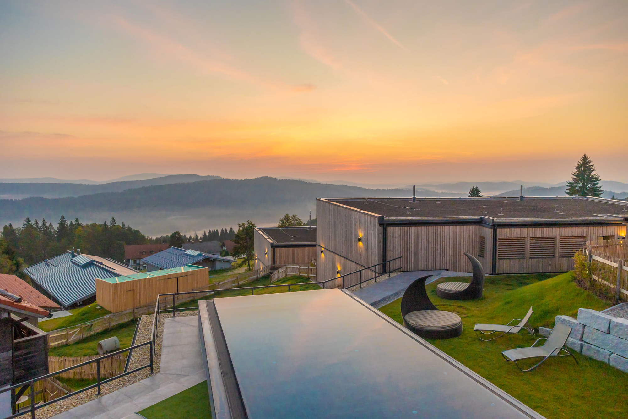 Hotels an der Piste - Skigebiet Mitterdorf - Infinitypool mit Blick in den Bayerischen Wald - Hunderesort Waldeck