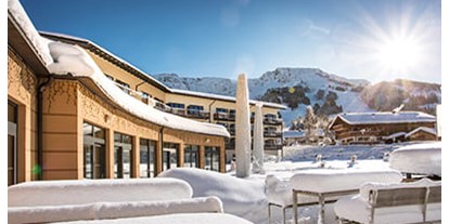 Hotels an der Piste - Skigebiet Oberjoch Bad Hindelang - Die direkte Nähe zum Lift macht das Panoramahotel Oberjoch****s zum idealen Sprungbrett in die Allgäuer Bergwelt. Die Skipisten sind zu Fuß in wenigen Minuten erreichbar, das Skidepot befindet sich direkt an der Talstation. - Panorama Hotel Oberjoch