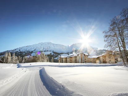 Hotels an der Piste - barrierefrei - Panoramahotel Oberjoch von Weitem - Panoramahotel Oberjoch
