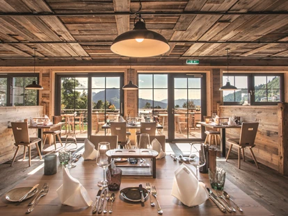 Hotels an der Piste - barrierefrei - Restaurant 1200 NN, Zwölfhundert NN im Alpin Chaletdorf - Panoramahotel Oberjoch