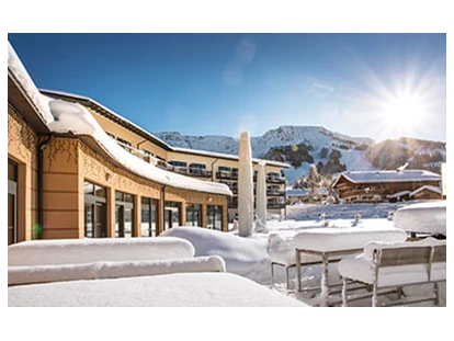 Hotels an der Piste - barrierefrei - Die direkte Nähe zum Lift macht das Panoramahotel Oberjoch****s zum idealen Sprungbrett in die Allgäuer Bergwelt. Die Skipisten sind zu Fuß in wenigen Minuten erreichbar, das Skidepot befindet sich direkt an der Talstation. - Panoramahotel Oberjoch