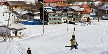 Hotels an der Piste - Hotel-Schwerpunkt: Skifahren & Familie - Oberreute - Hausansicht von Piste - Ferienhotel Starennest
