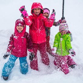 Skihotel: Wir bringen alle Skischulkinder jeden Morgen zum Skikurs. 
 - Alpin Family Resort Seetal ****s