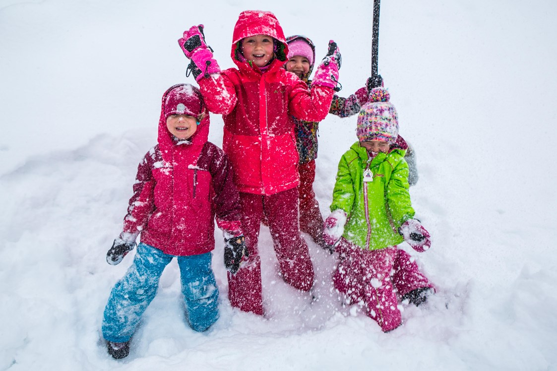 Skihotel: Wir bringen alle Skischulkinder jeden Morgen zum Skikurs. 
 - Alpin Family Resort Seetal ****s