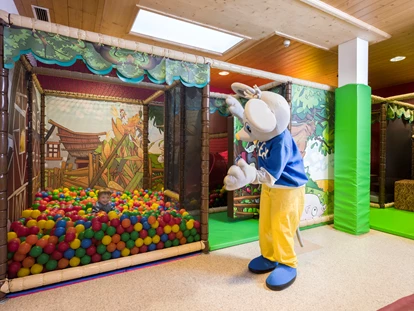 Hotels an der Piste - Verpflegung: Halbpension - Itter - Bällebad mit Softplayanlage - Alpin Family Resort Seetal ****s