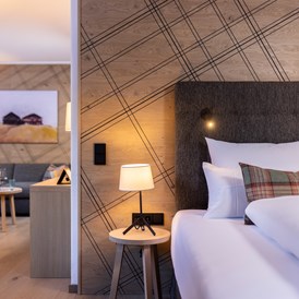 Skihotel: Renovierte Junior Suiten mit geschickter Aufteilung zwischen Wohn- & Schlafbereich - Defereggental Hotel & Resort