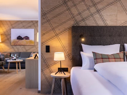 Hotels an der Piste - barrierefrei - Bichl (Matrei in Osttirol) - Renovierte Junior Suiten mit geschickter Aufteilung zwischen Wohn- & Schlafbereich - Defereggental Hotel & Resort