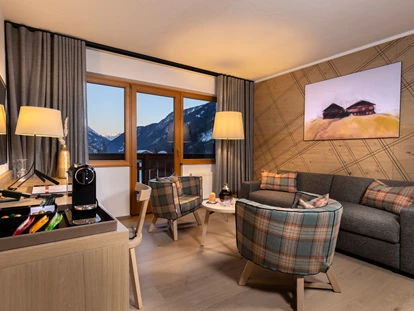 Hotels an der Piste - barrierefrei - Bichl (Matrei in Osttirol) - Wohnraum der renovierten 2-Raum-Suiten - Defereggental Hotel & Resort