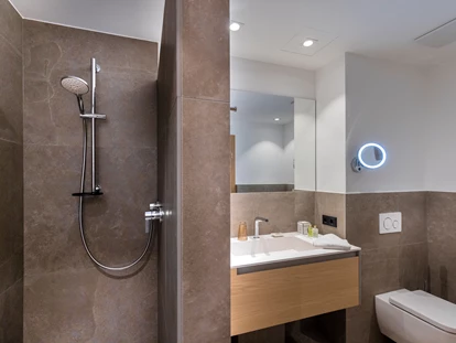 Hotels an der Piste - barrierefrei - Bichl (Matrei in Osttirol) - Komplett erneuerte Badezimmer mit modernem alpinen Design - Defereggental Hotel & Resort