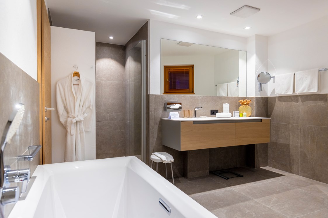 Skihotel: Luxusbadezimmer in den 2-Raumsuiten mit Dusche & Badewanne - Defereggental Hotel & Resort