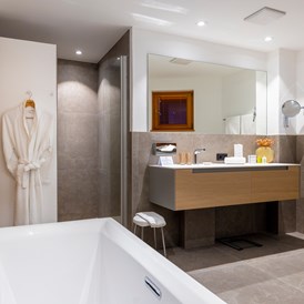 Skihotel: Luxusbadezimmer in den 2-Raumsuiten mit Dusche & Badewanne - Defereggental Hotel & Resort