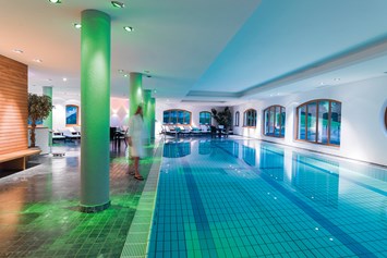 Skihotel: Grosszügigier Wellnessbereich mit Hallenbad und elegantem Sauna-Bereich - Defereggental Hotel & Resort