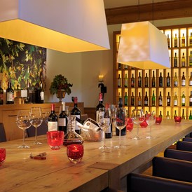 Skihotel: Vinothek mit einer Auswahl an aus über 200 ausgewählten Weinen - Defereggental Hotel & Resort
