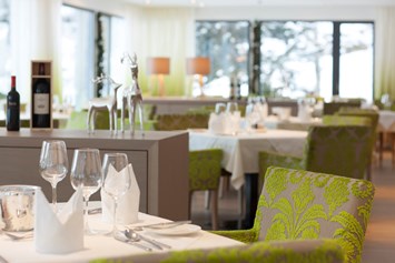 Skihotel: Kulinarische Glücksmomente im hellen Wintergarten mit inspirierender Aussicht auf die imposante Natur des Defereggentals  - Defereggental Hotel & Resort