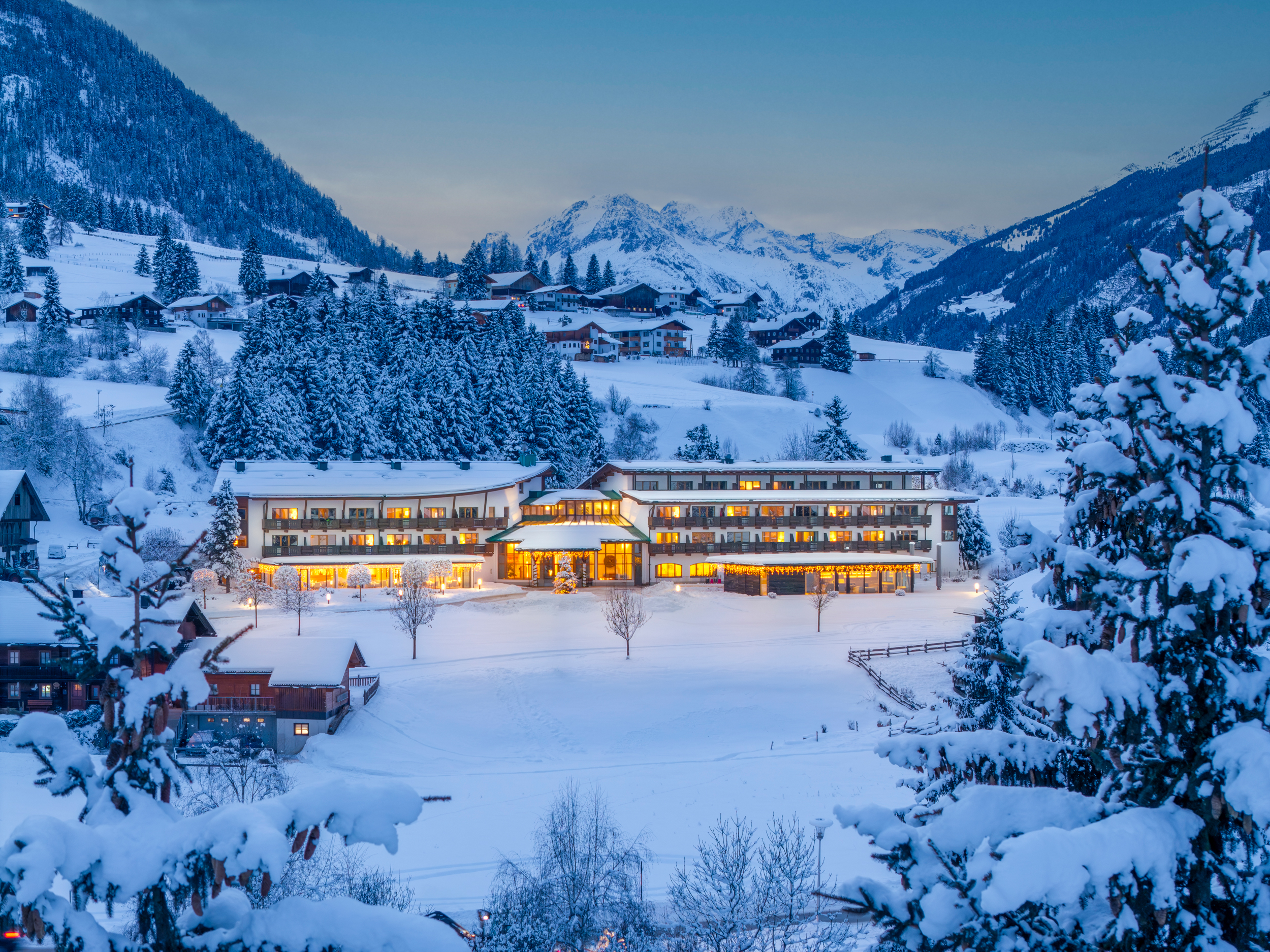 Hotels an der Piste - Matrei in Osttirol - Außenansicht des Hotels im Winter 2025 / 2026 - Defereggental Hotel & Resort
