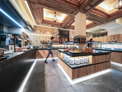 Hotels an der Piste - Skikurs direkt beim Hotel: für Kinder - Buffetraum - Hotel Tirol****alpin spa Ischgl