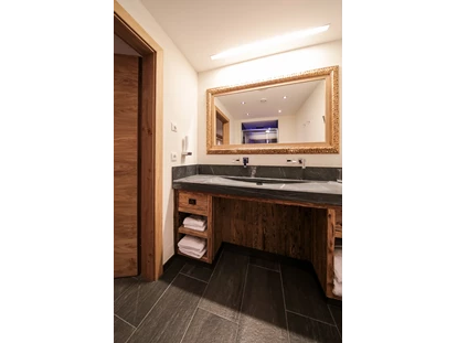 Hotels an der Piste - Skikurs direkt beim Hotel: für Kinder - Badezimmer  - Hotel Tirol****alpin spa Ischgl