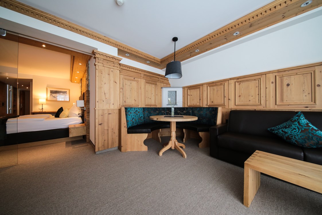 Skihotel: Wohnraum in der Alpin Suite - Hotel Tirol****alpin spa Ischgl 