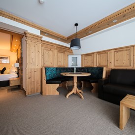Skihotel: Wohnraum in der Alpin Suite - Hotel Tirol****alpin spa Ischgl 