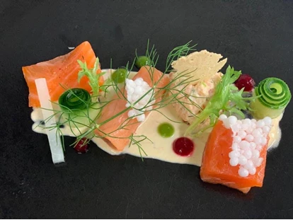 Hotels an der Piste - Skikurs direkt beim Hotel: für Kinder - Vorspeise - Lachs und Gurke - Hotel Tirol****alpin spa Ischgl