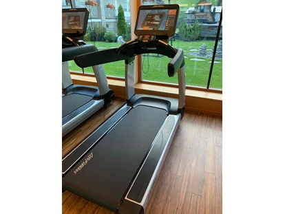 Hotels an der Piste - Skikurs direkt beim Hotel: für Kinder - Fitnessraum - Laufband - Hotel Tirol****alpin spa Ischgl
