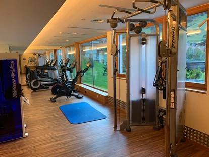Hotels an der Piste - Skikurs direkt beim Hotel: für Kinder - Fitnessraum - Gesamtansicht - Hotel Tirol****alpin spa Ischgl
