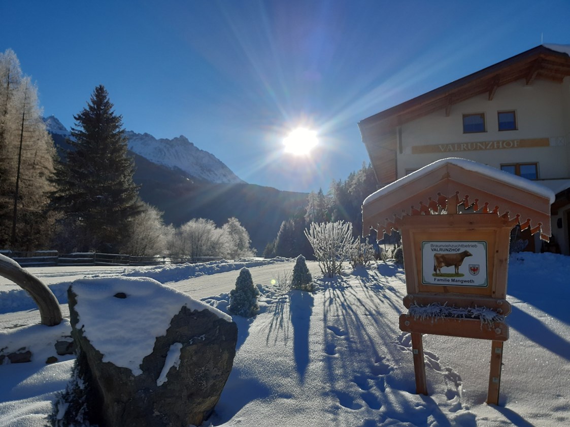 Skihotel: Herzlich Willkommen bei uns am Valrunzhof! - Valrunzhof direkt am Seilbahncenter 