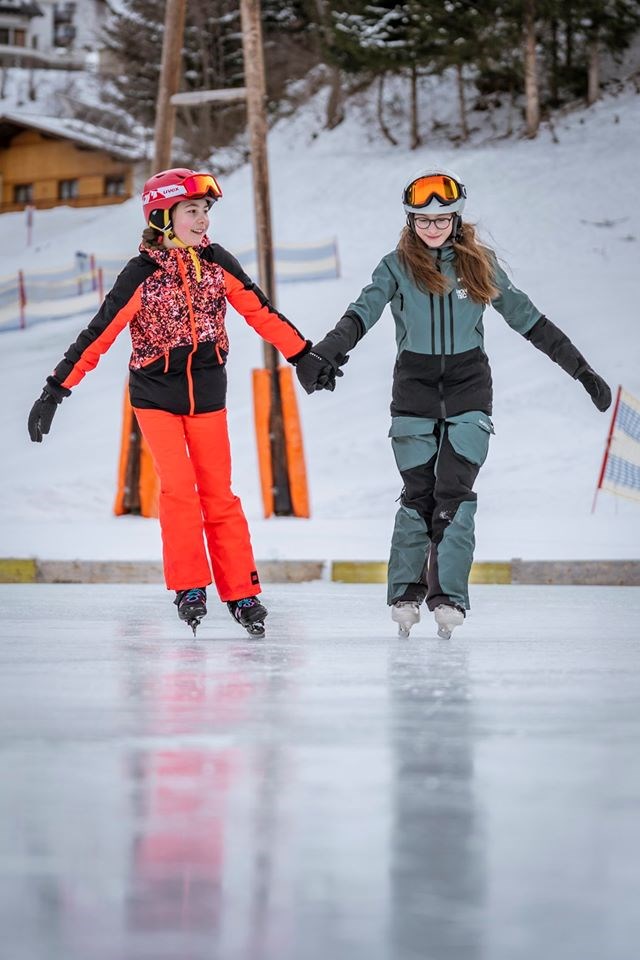 Skihotel: Auch ein kleiner Eislaufplatz im Ort ist für euch da... - Valrunzhof direkt am Seilbahncenter 