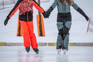 Skihotel: Auch ein kleiner Eislaufplatz im Ort ist für euch da... - Valrunzhof direkt am Seilbahncenter 