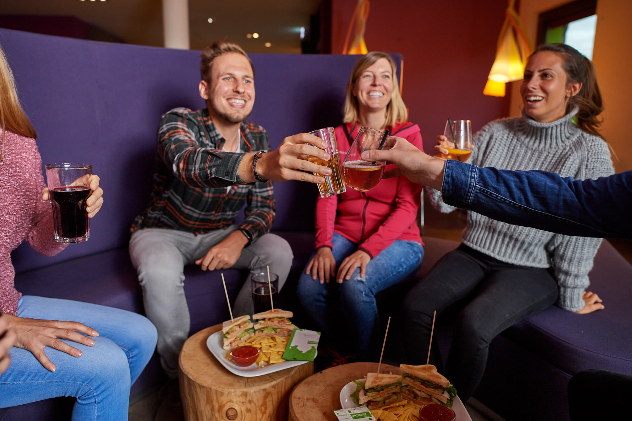 Hotels an der Piste - Deutschland - In der Explorer Lounge gibt es von nachmittags bis abends leckere Snacks und Drinks, um den Abend ausklingen zu lassen. - Explorer Hotel Oberstdorf