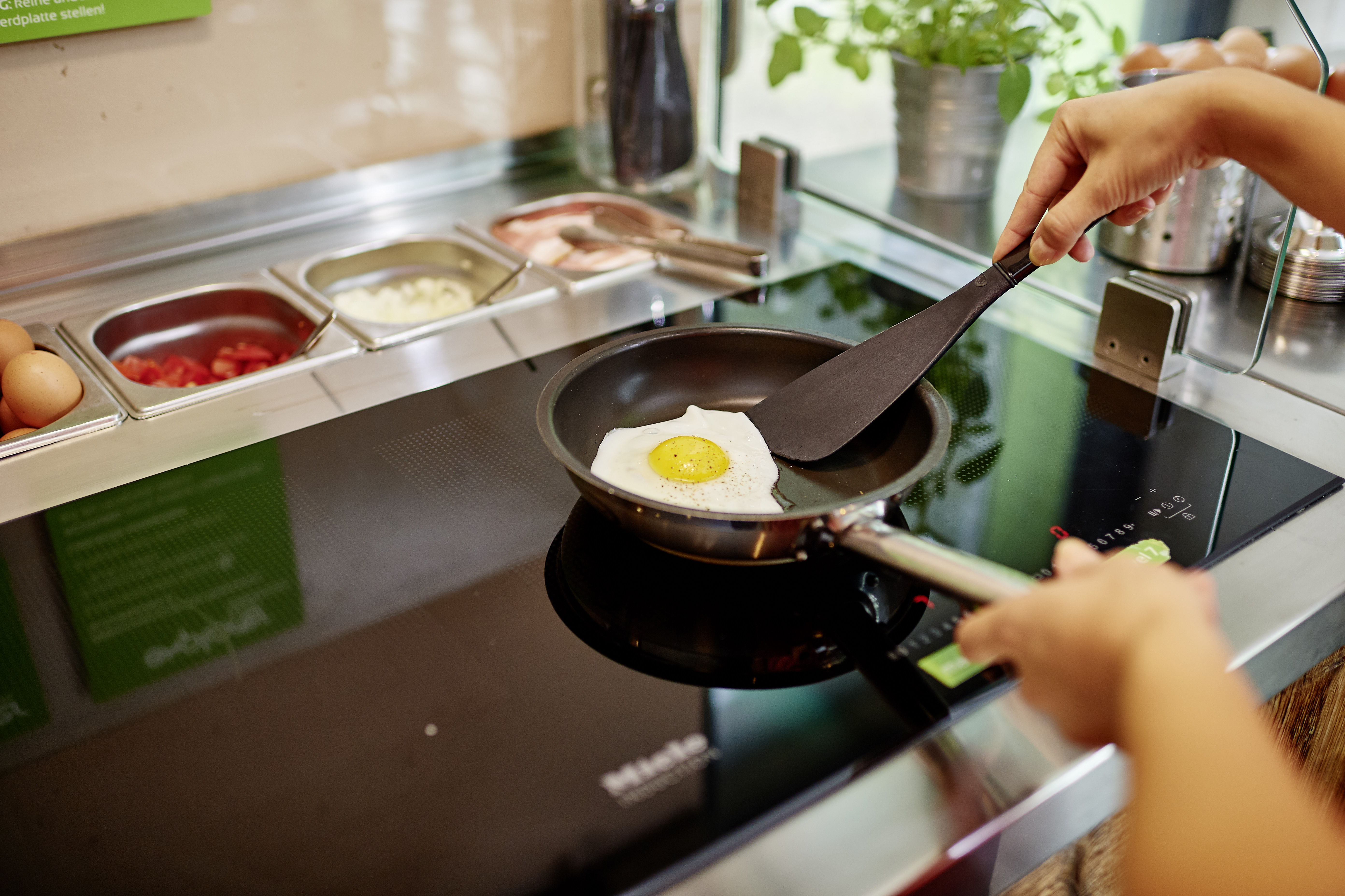 Hotels an der Piste - Deutschland - An der Eierbratstation können Rührei, Spiegelei oder Omlette ganz nach dem eigenen Geschmack zubereitet werden. - Explorer Hotel Oberstdorf