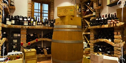 Hotels an der Piste - Mellau - In Vino veritas.... Begeben Sie sich auf eine Reise der besonderen Art bei einer Blindverkostung. Unser Dipl. Som. steht Ihnen während Ihres Aufenthaltes gerne mit Rat und guten Tröpfchen zur Seite! - Boutique Hotel Sabine****