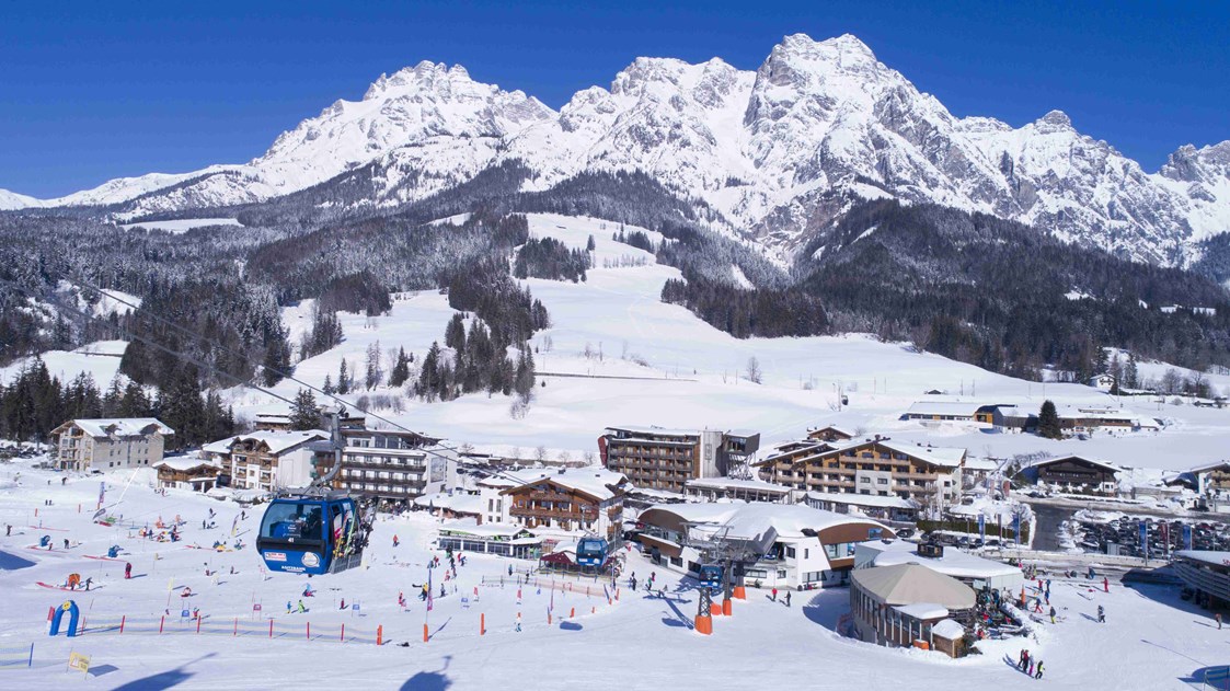 Skihotel: Außenansicht Winter - Hotel Salzburger Hof Leogang