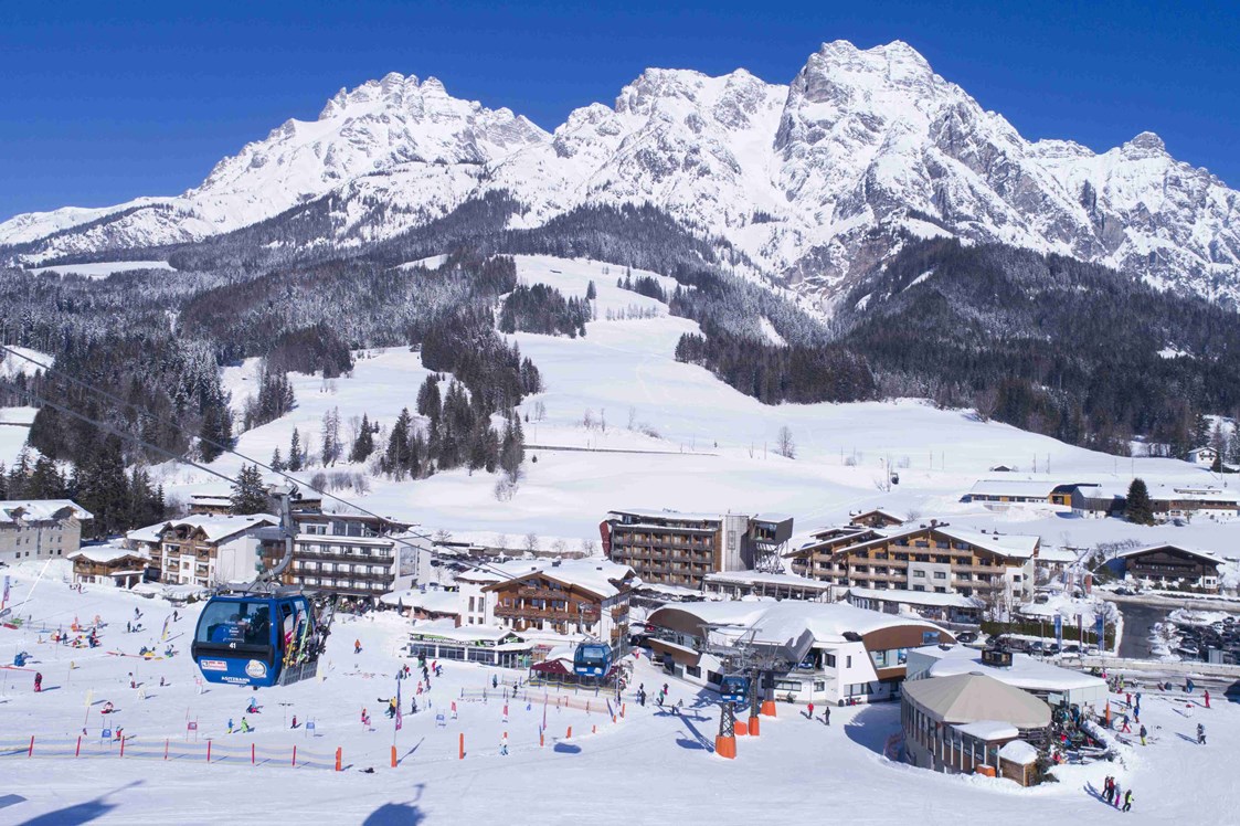 Skihotel: Außenansicht Winter - Hotel Salzburger Hof Leogang