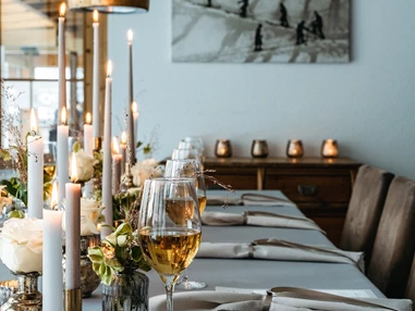 Skihotel: festliche Tafel im Restaurant - Hotel Maiensee