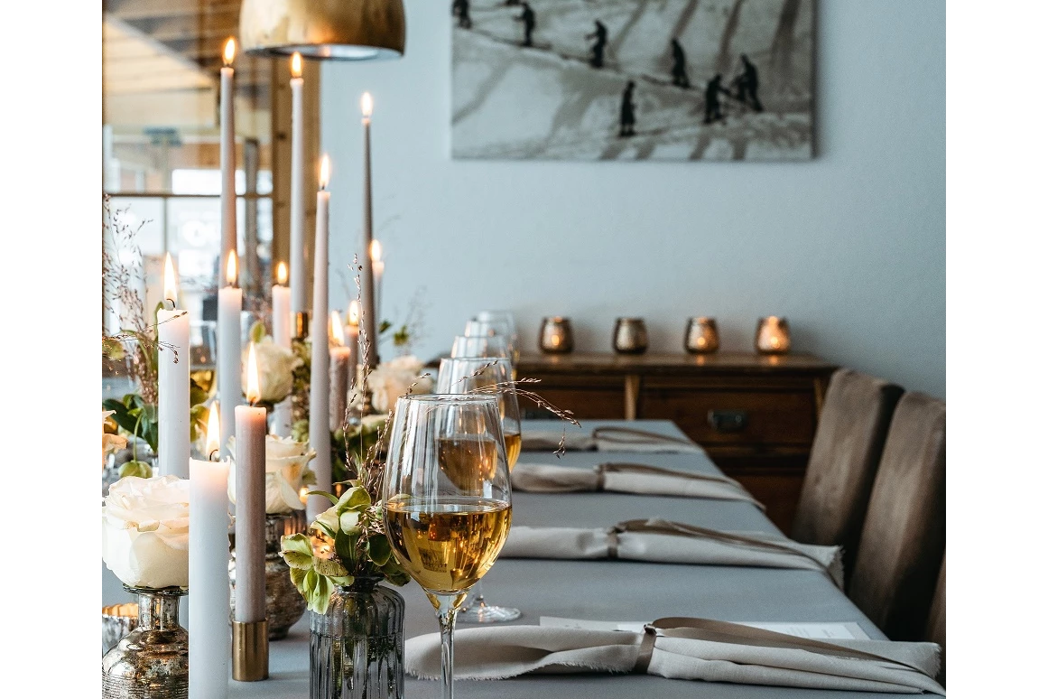 Skihotel: festliche Tafel im Restaurant - Hotel Maiensee