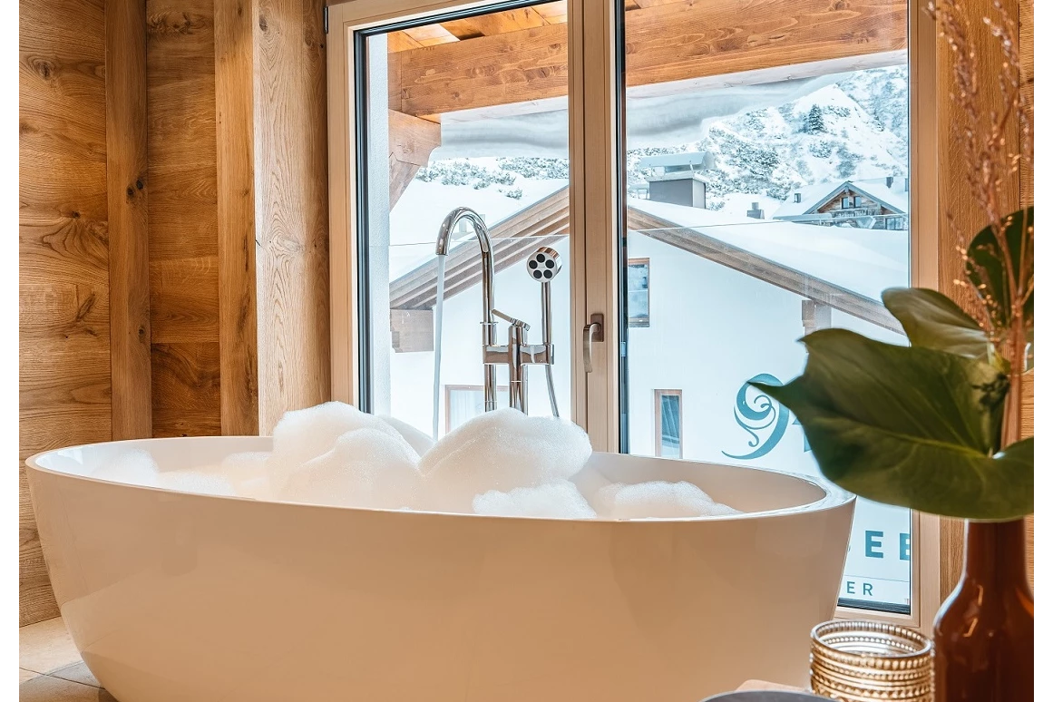 Skihotel: Badezimmer Arlberg Panorama Junior Suite - Hotel Maiensee