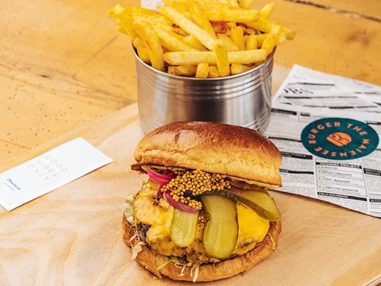 Skihotel: Unsere berühmten Burger
gibt es in der Maiensee Burger Bar direkt an der Talstation St. Christophbahn. - Hotel Maiensee