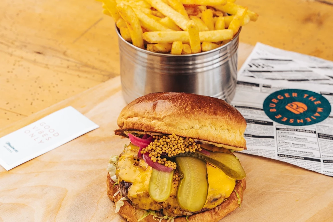 Skihotel: Unsere berühmten Burger
gibt es in der Maiensee Burger Bar direkt an der Talstation St. Christophbahn. - Hotel Maiensee